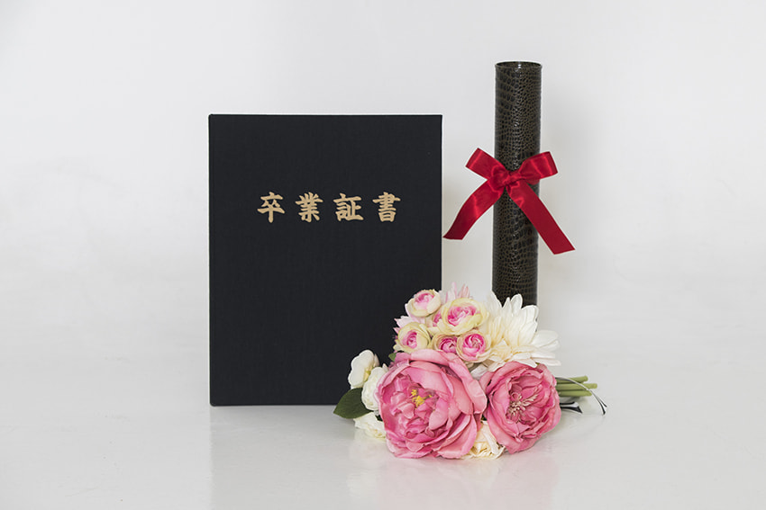 卒業証書とお祝いの花束